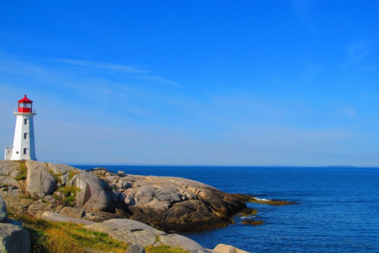 L’Océan Atlantique à Peggy’s Cove en Nouvelle-Écosse avec un des phares les plus célèbres du Canada