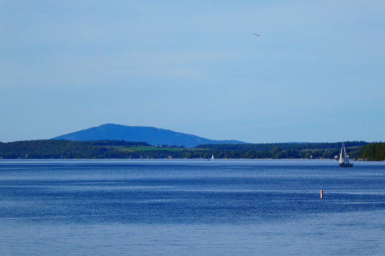 Le lac Mégantic. Mégantic, nom donné par les Abénakis (Premières Nations), signifie «  Là où le poisson abonde ».
