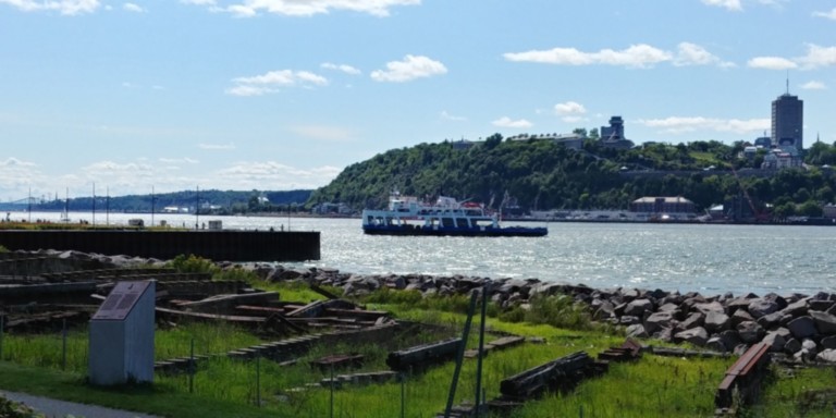 Le grand fleuve St-Laurent avec vue sur la ville de Québec