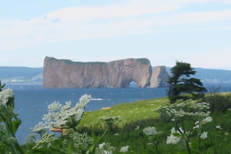 À Percé, avec les filets des pêcheurs et le rocher Percé