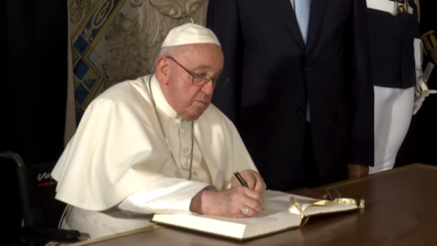 https://commons.wikimedia.org/wiki/File:Papa_Francisco_assina_o_livro_de_honra_do_Pal%C3%A1cio_de_Bel%C3%A9m_(03-08-2023).png https://commons.wikimedia.org/wiki/File:Papa_Francisco_assina_o_livro_de_honra_do_Pal%C3%A1cio_de_Bel%C3%A9m_(03-08-2023).png